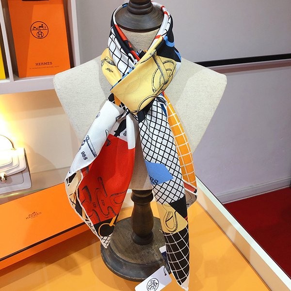 絶対欲しい！完売人気☆上品エルメス シルクスカーフ コピー eri95232代引きを販売