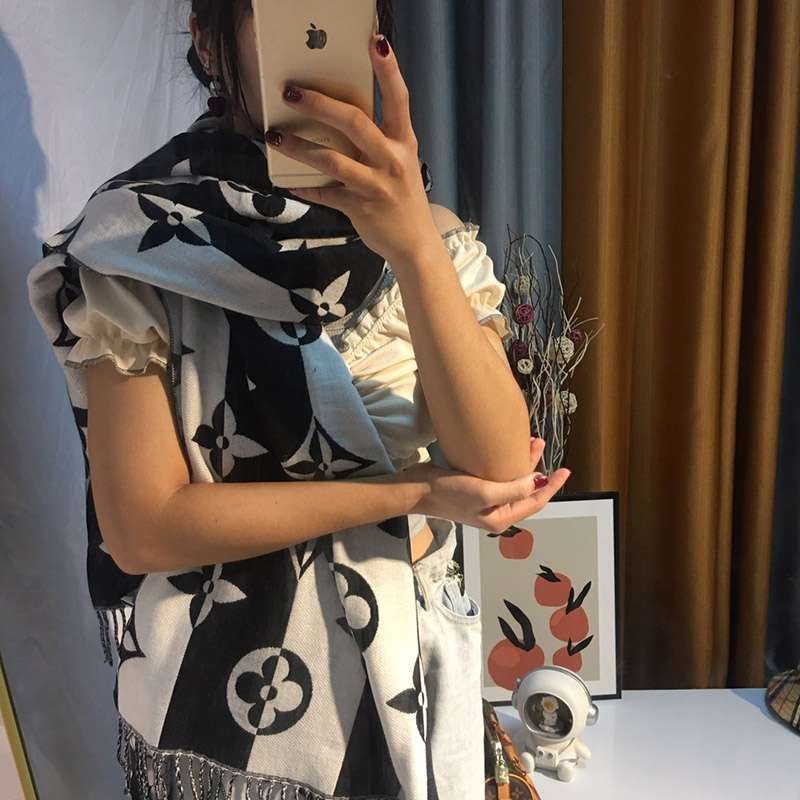 人気急上昇 ルイヴィトン 偽物カシミヤ タッセル マフラ vum10935通販