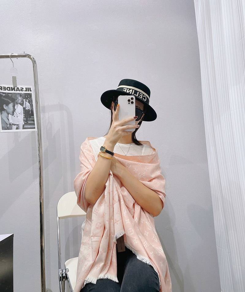 お洒落に♪ルイヴィトン カシミヤ・シルクマフラー コピー vuq36179N級品