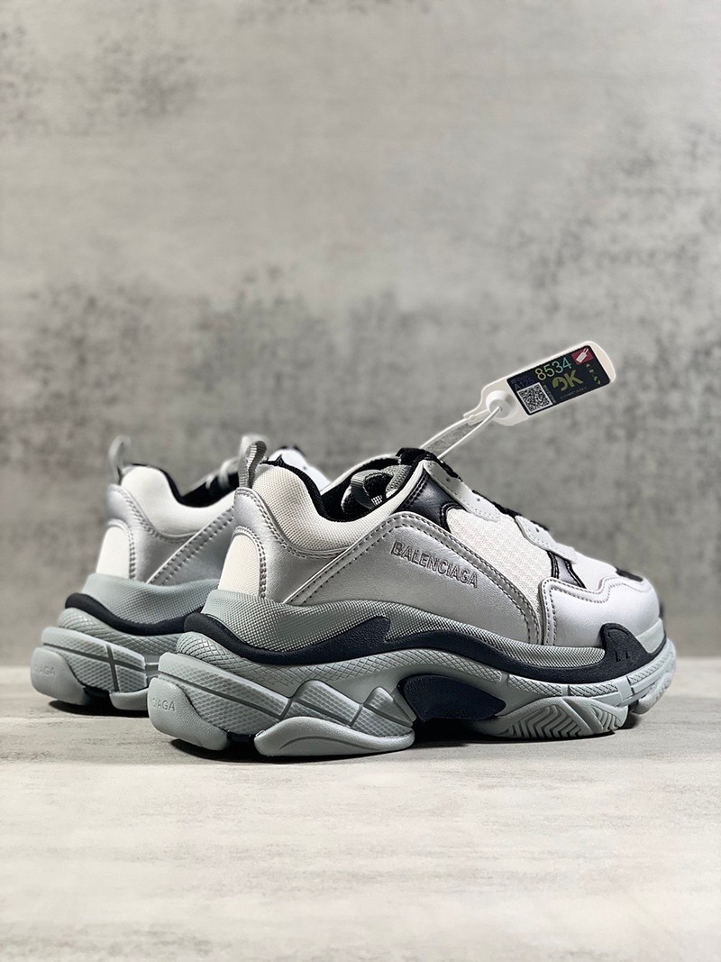 希少色 バレンシアガ Triple S スニーカー コピー トリプルソール baw62267代引きを販売