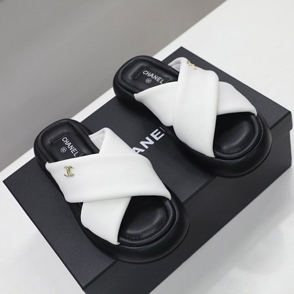 《大人気》シャネル レザー 厚底 サンダル 偽物 黒 布地 sho83388N級品