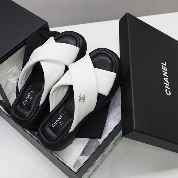 《大人気》シャネル レザー 厚底 サンダル 偽物 黒 布地 sho83388代引きを販売