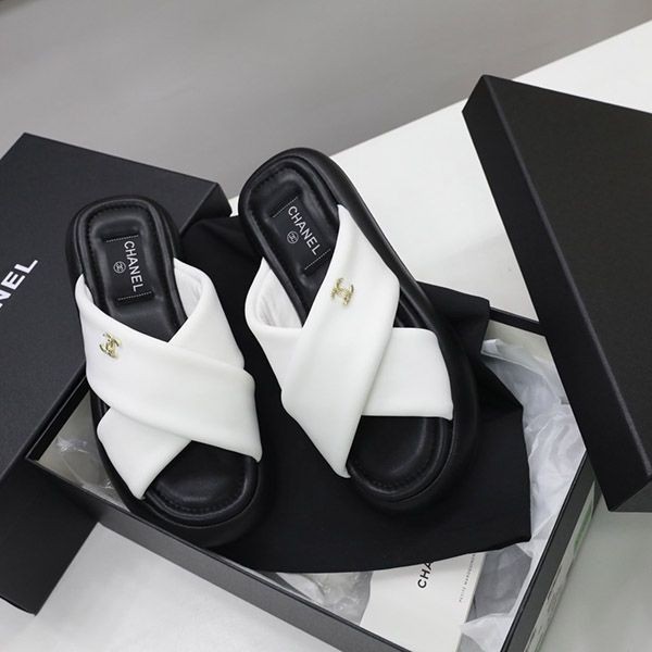 《大人気》シャネル レザー 厚底 サンダル 偽物 黒 布地 sho83388品質保証
