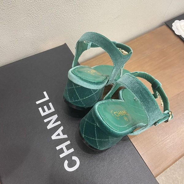 目を惹くカラーシャネル サンダル 偽物 CCロゴ shw92659N級品