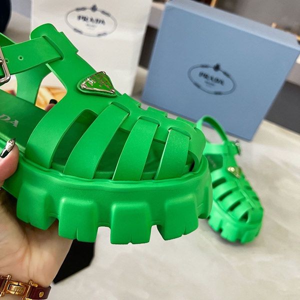 送料込プラダ フォームラバー サンダル スーパーコピー pua32909高い品質