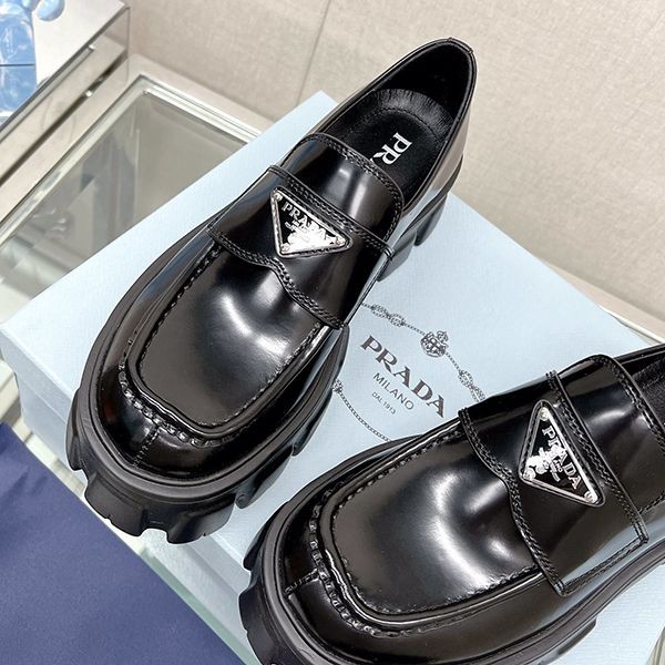 争奪戦♡プラダ モノリス コピー ブラッシュドレザー ローファー pud94724高い品質