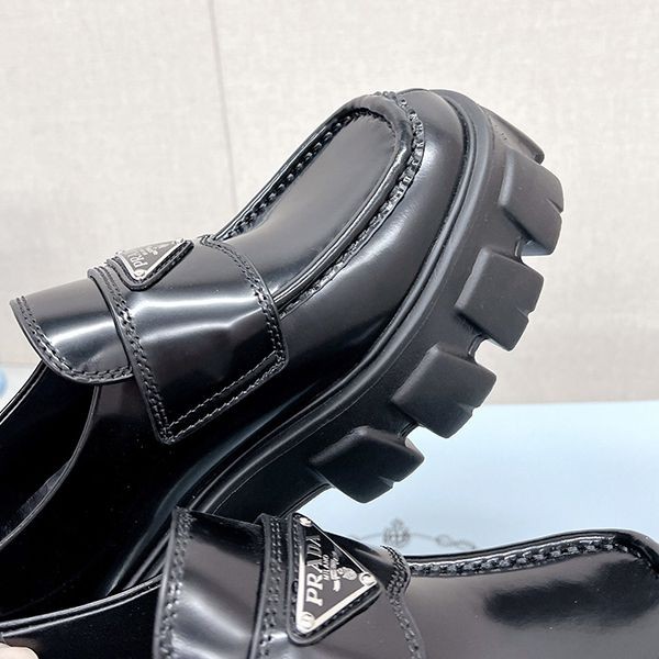 争奪戦♡プラダ モノリス コピー ブラッシュドレザー ローファー pud94724N級品
