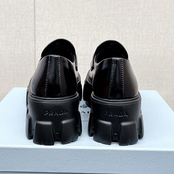 争奪戦♡プラダ モノリス コピー ブラッシュドレザー ローファー pud94724品質保証