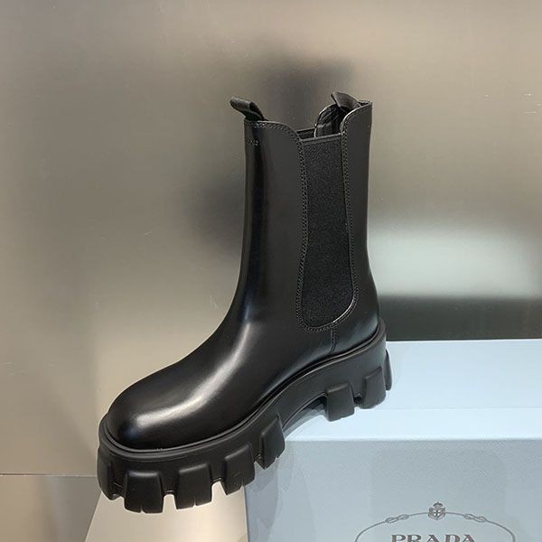 プラダ モノリス アンクルブーツ 偽物 ブラッシュドレザー pug11028高い品質