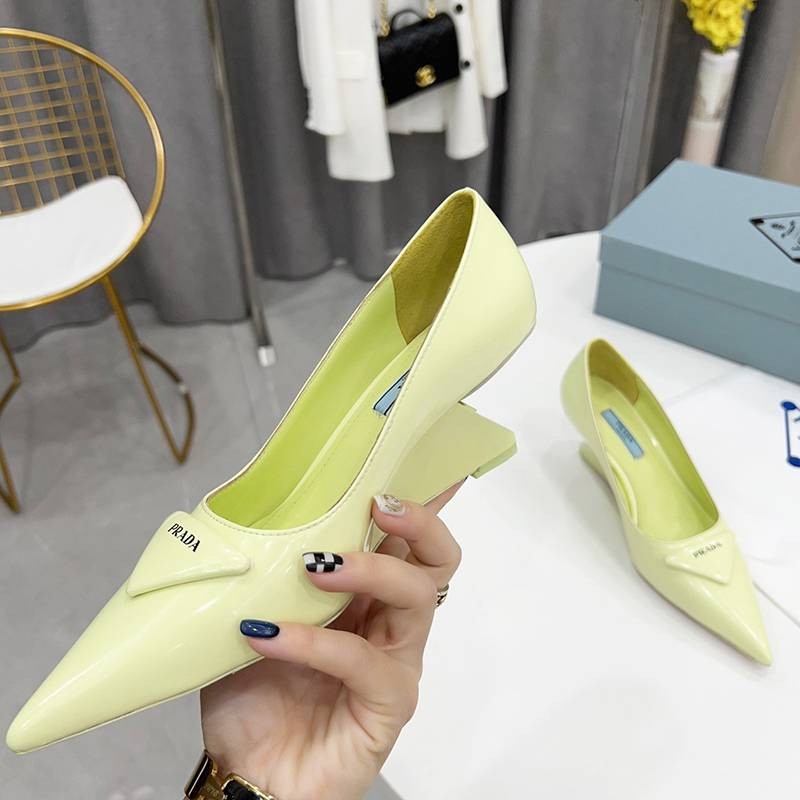 希少色 早い者勝ち♡プラダ トライアングルロゴ パンプス 偽物  多色 pug46381