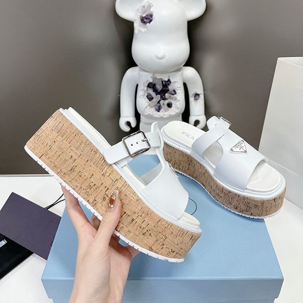 大注目プラダ コピー Rubber wedge platform sandals ウェッジサンダル pui03008高い品質