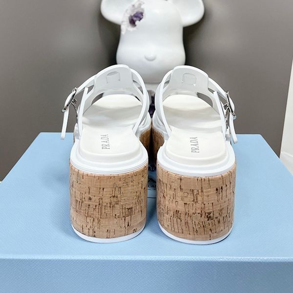 大注目プラダ コピー Rubber wedge platform sandals ウェッジサンダル pui03008N級品
