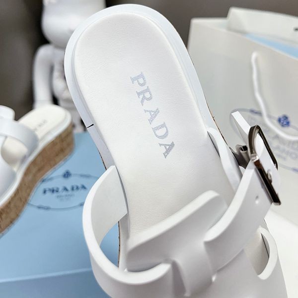 大注目プラダ コピー Rubber wedge platform sandals ウェッジサンダル pui03008代引きを販売
