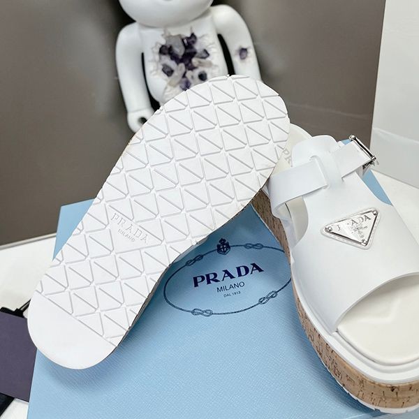 大注目プラダ コピー Rubber wedge platform sandals ウェッジサンダル pui03008品質保証