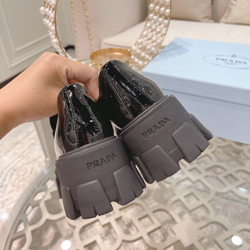 ★日本!!人気！プラダ モノリス 偽物 レザー ポインテッドトゥローファー pul00656代引きを販売