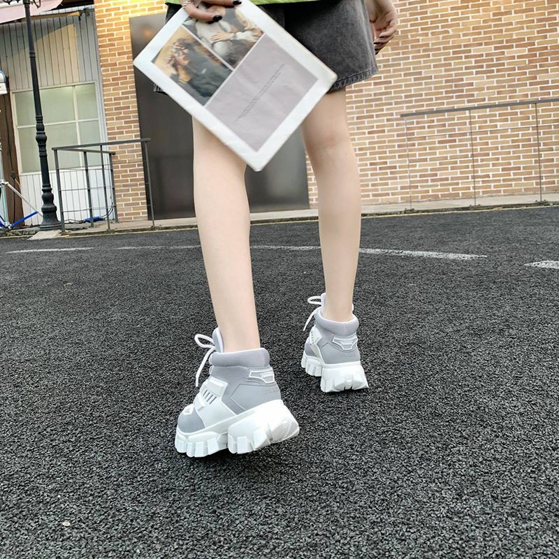 超話題!プラダ クラウドバストサンダー ​コピー スニーカー puo63217代引きを販売