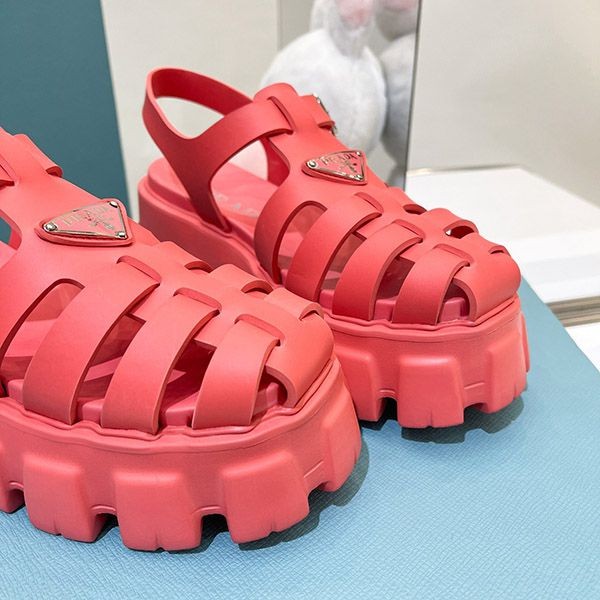 入手困難プラダ フォームラバー サンダル 偽物 pur51317代引きを販売