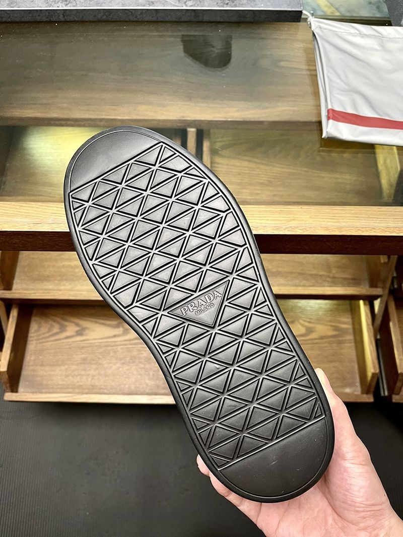 定番プラダ マクロ 偽物 Re Nylon xブラッシュドレザー ハイトップスニーカー puv13010最高級