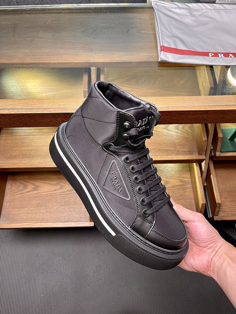 定番プラダ マクロ 偽物 Re Nylon xブラッシュドレザー ハイトップスニーカー puv13010N級品