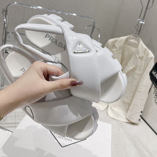 すぐ届【プラダ】ソフト パッド入りナッパ レザー ウェッジ サンダル 偽物 puv98547N級品