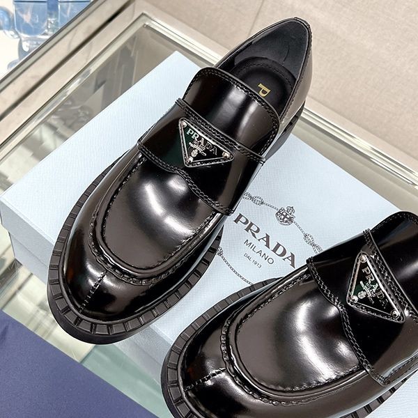 プラダ モノリス 偽物ブラッシュドレザー ローファー大人気!!新色 pux54209高い品質