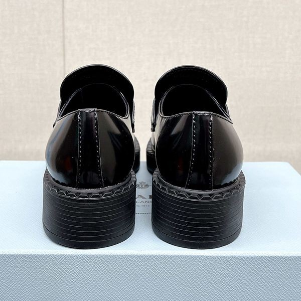 プラダ モノリス 偽物ブラッシュドレザー ローファー大人気!!新色 pux54209代引きを販売