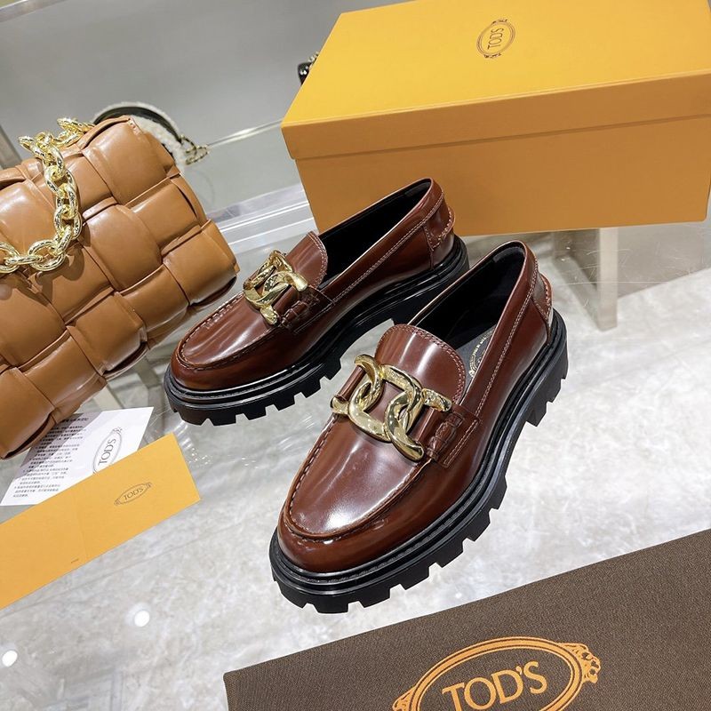 大人気！TODS コピー レディース ローファー レザー ロゴ入りメタル toh92885