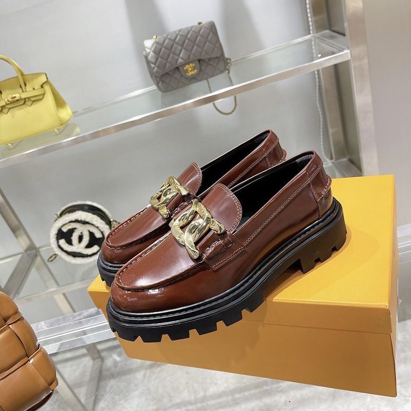 大人気！TODS コピー レディース ローファー レザー ロゴ入りメタル toh92885激安送料無料