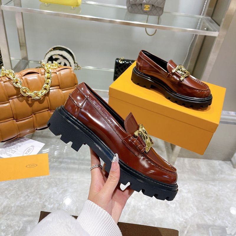 大人気！TODS コピー レディース ローファー レザー ロゴ入りメタル toh92885高い品質