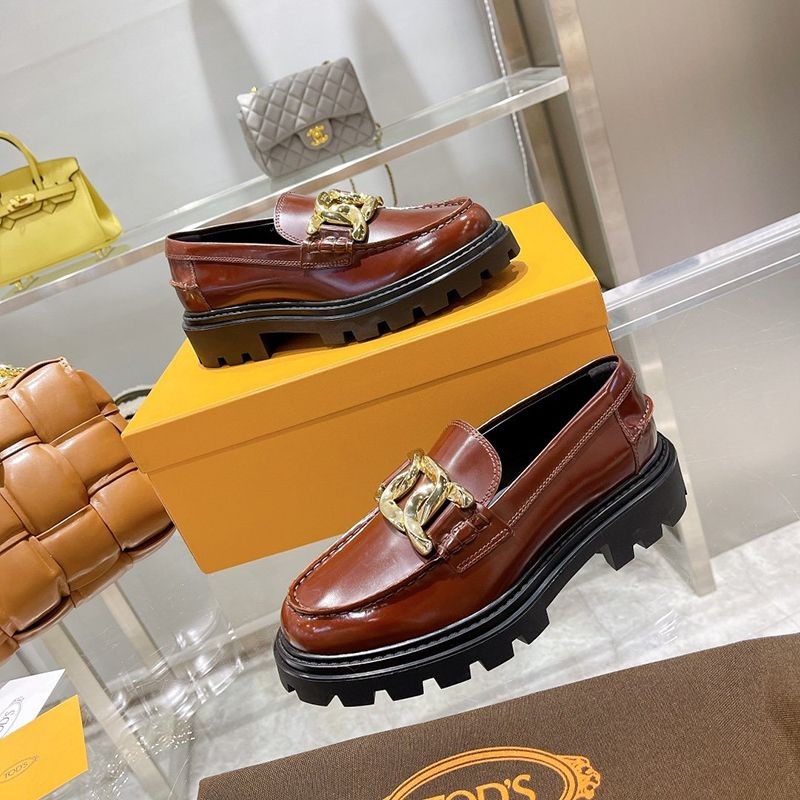 大人気！TODS コピー レディース ローファー レザー ロゴ入りメタル toh92885人気