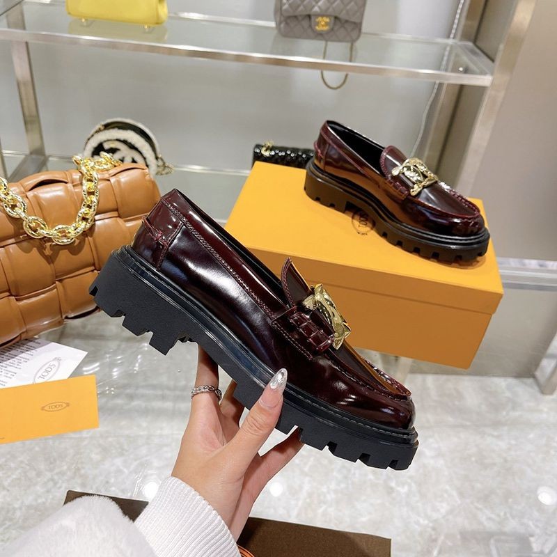 人気No1 TODS レディース ローファー レザー ロゴ入りメタル コピー toq95328激安送料無料