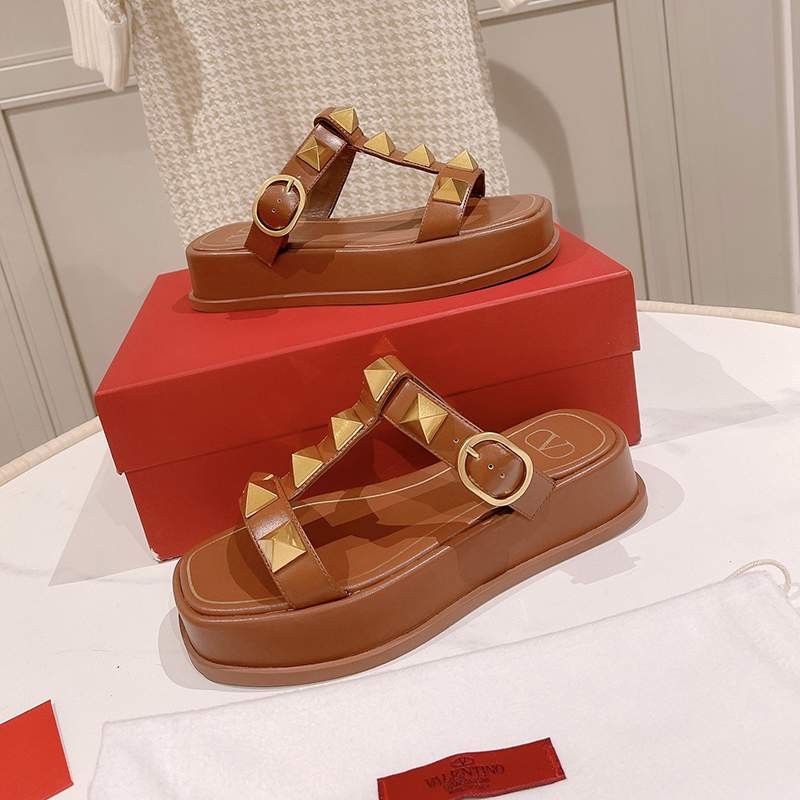 【人気商品】ヴァレンティノ リベット 厚底サンダル パロディ Vuc04280人気