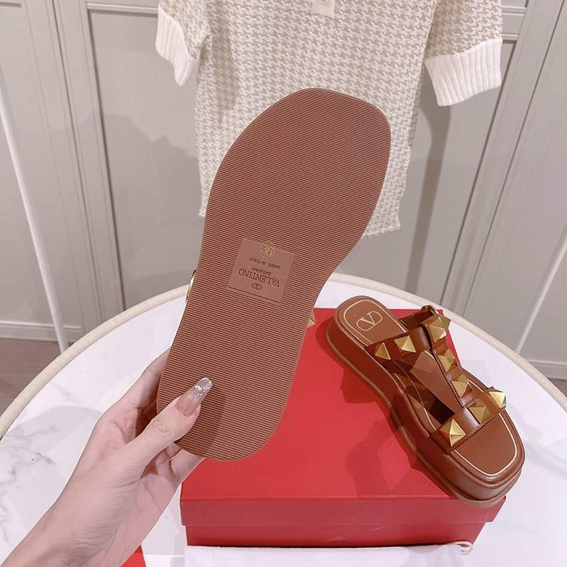 【人気商品】ヴァレンティノ リベット 厚底サンダル パロディ Vuc04280代引きを販売
