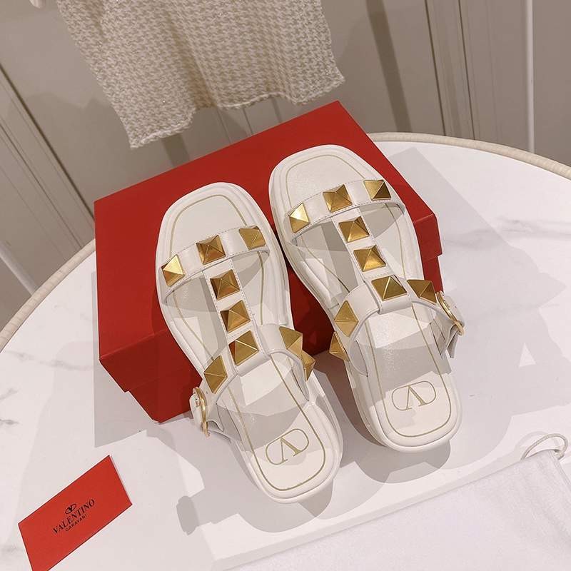 お洒落に♪ヴァレンティノ リベット 厚底サンダル コピー 【追跡付】 Vud86692最高級
