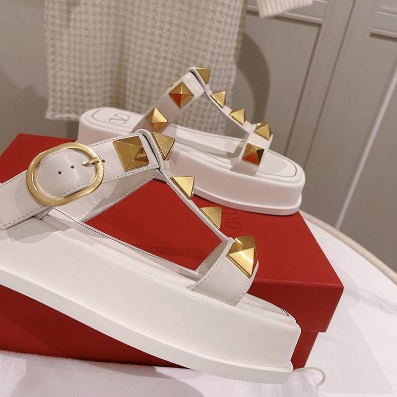 お洒落に♪ヴァレンティノ リベット 厚底サンダル コピー 【追跡付】 Vud86692品質保証