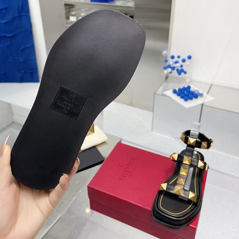 春もの新作ヴァレンティノ フラットフォーム ローマンスタッズ サンダル コピー 40MM Vue39502高い品質