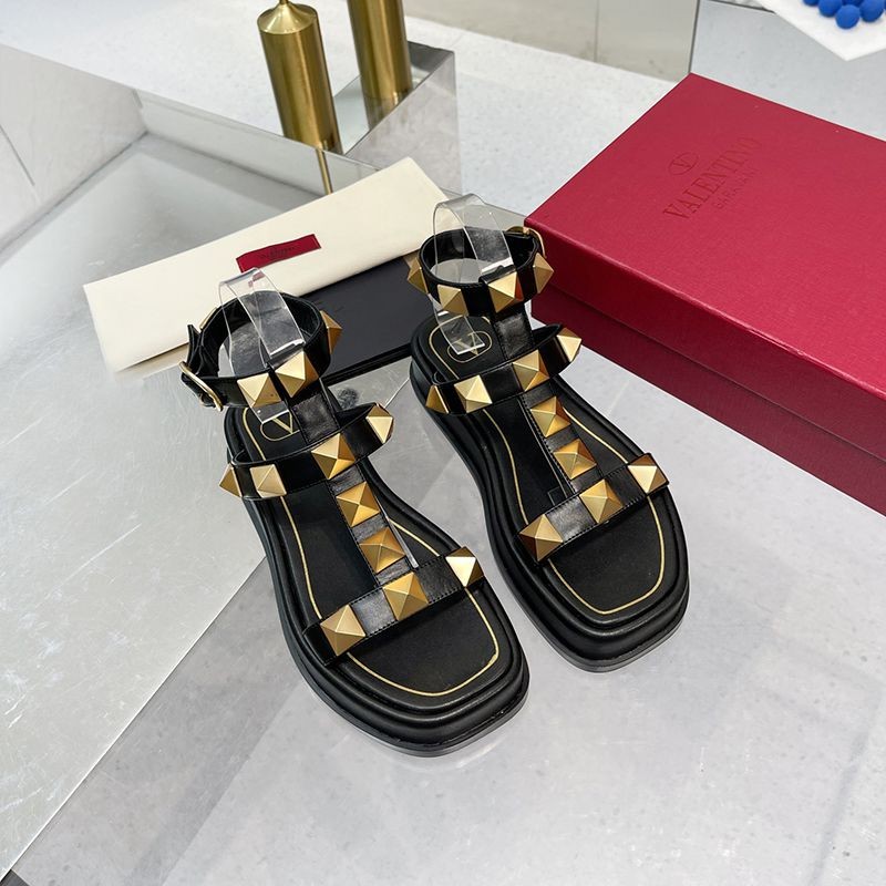 春もの新作ヴァレンティノ フラットフォーム ローマンスタッズ サンダル コピー 40MM Vue39502人気