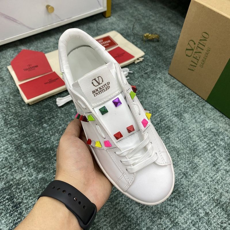 最安値挑戦★ヴァレンティノ★ロックスタッズアンタイトルド スニーカー コピー Vuf36497激安送料無料