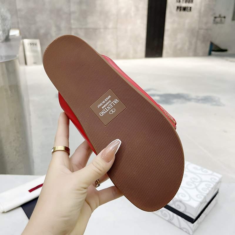 ♡足元上品に♪ヴァレンティノ 偽物2022春と夏の新しいリベットサンダル5色 Vug32430人気