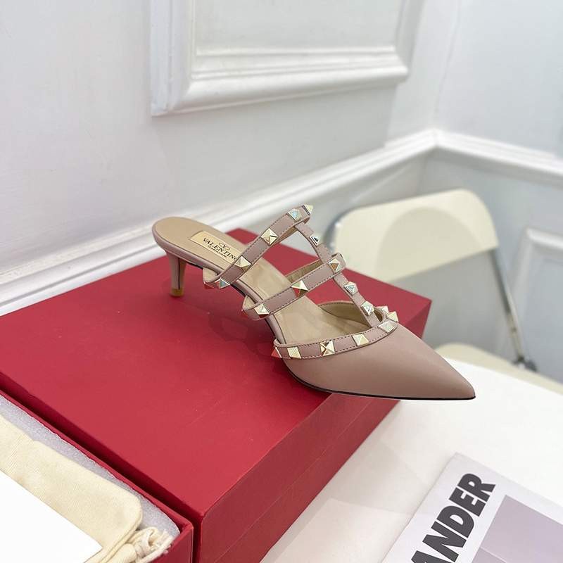 ♡足元上品に♪ヴァレンティノ パンプス 偽物 ローマンスタッズ カーフスキン パンプス Vuh15397激安送料無料