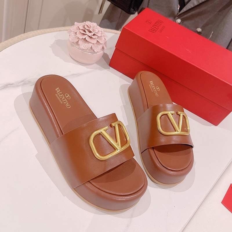 定番 履き心地の良い ヴァレンティノ リベット 厚底サンダル コピー Vui97176激安送料無料