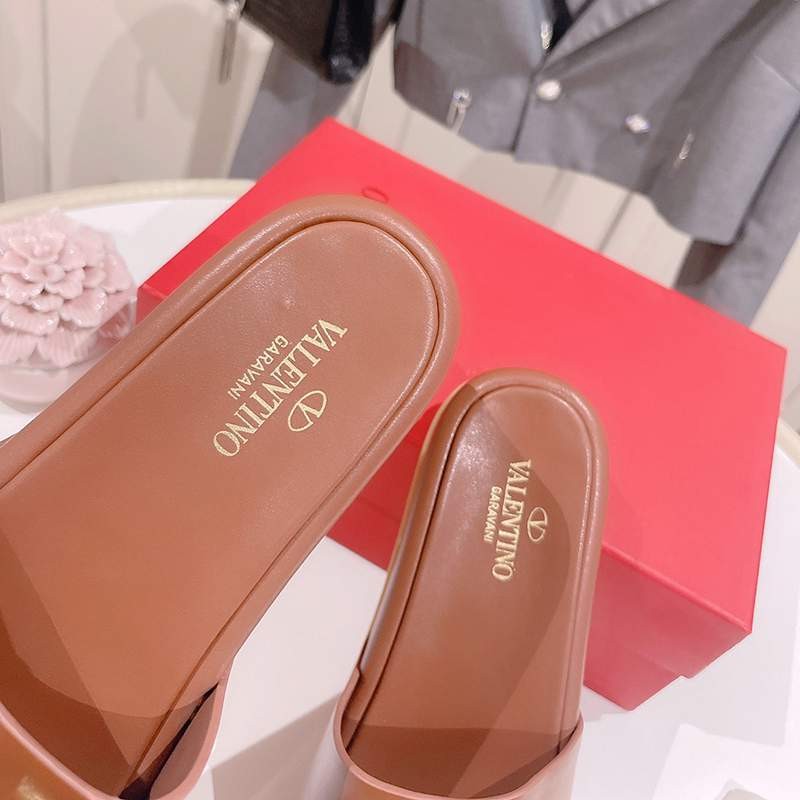 定番 履き心地の良い ヴァレンティノ リベット 厚底サンダル コピー Vui97176代引きを販売