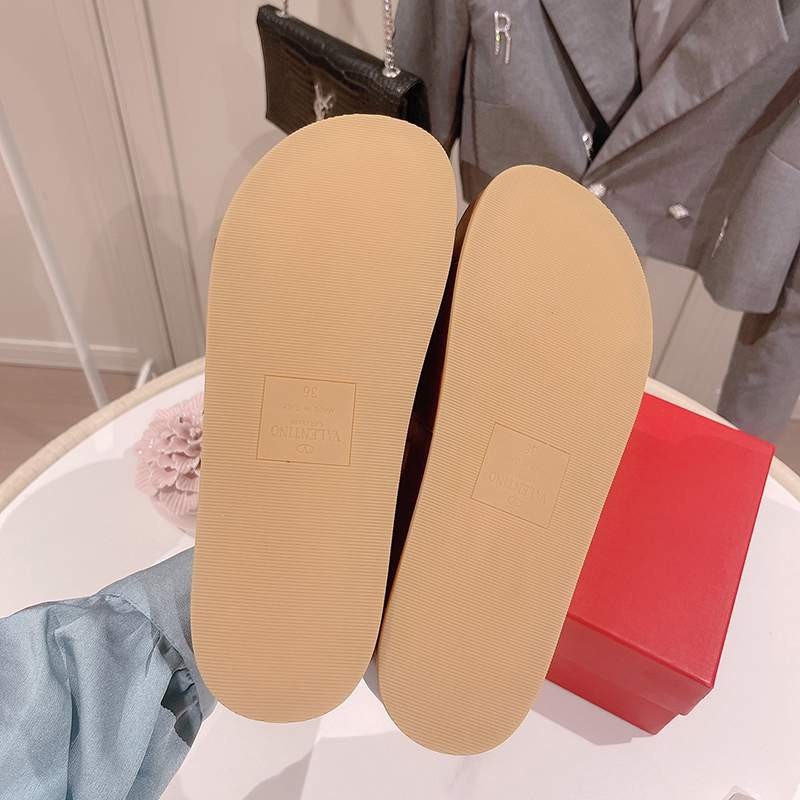 定番 履き心地の良い ヴァレンティノ リベット 厚底サンダル コピー Vui97176品質保証