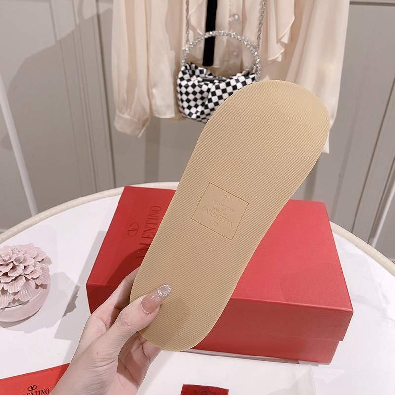 定番 2022春と夏の新しいヴァレンティノ リベット 厚底サンダル コピー Vux07992品質保証
