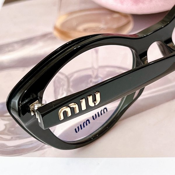 早い者勝ち ミュウミュウ サングラス コピー MU01RV代引きを販売