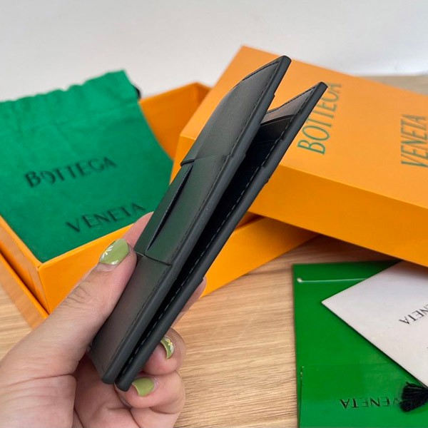完売必至ボッテガヴェネタ フラップカードケース コピー ブラック 649602VBWD28803通販