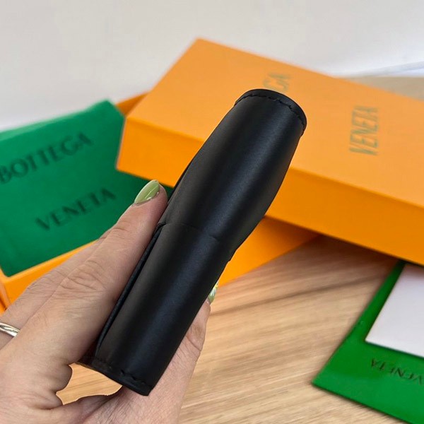 完売必至ボッテガヴェネタ 二つ折りウォレット コピー ブラック 649603VBWD28803代引きを販売