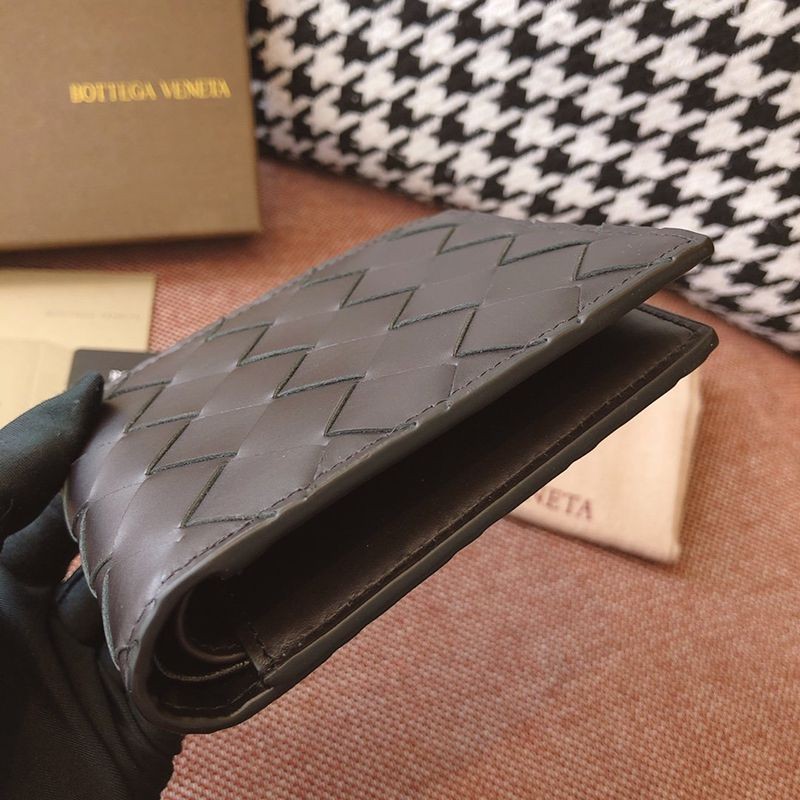日本未入荷ボッテガヴェネタ 二つ折りウォレット コピー bon84583人気