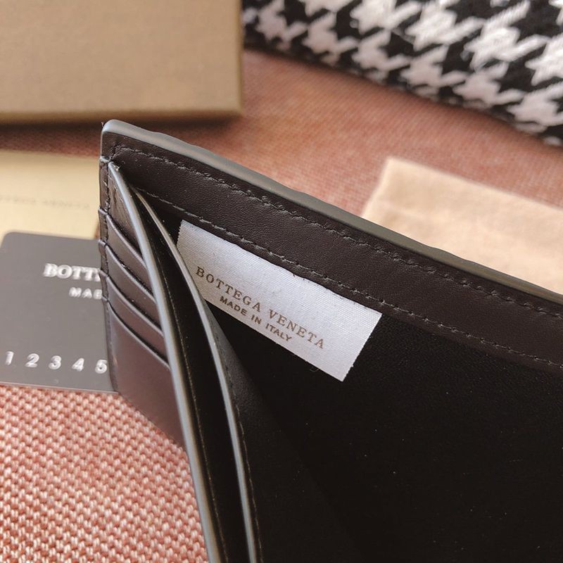 日本未入荷ボッテガヴェネタ 二つ折りウォレット コピー bon84583品質保証