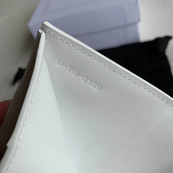 セリーヌ スモールトリフォールドウォレット コピー Ceb89686代引きを販売